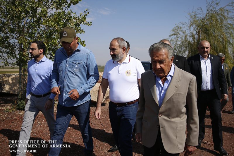 Премьер-министр ознакомился с деятельностью принадлежащей Эдуардо Эрнекяну хозяйства ЗАО “Tierras de Armenia”