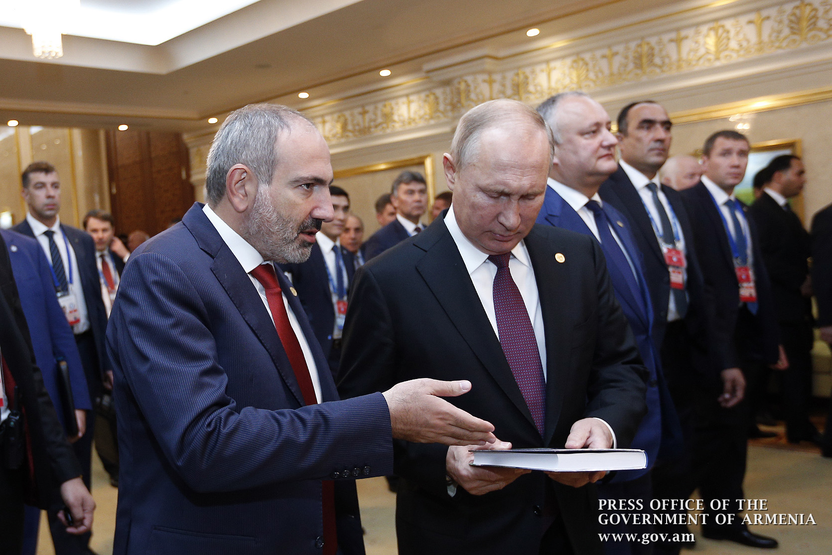 Пашинян подарил Путину книгу Владимира Казимирова «Мир Карабаху»