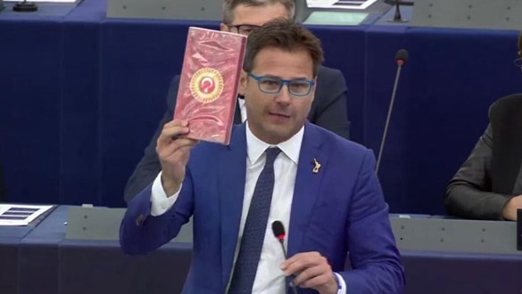 Итальянский депутат в ПАСЕ демонстративно швыряет коробку турецкую шоколада на пол: видео