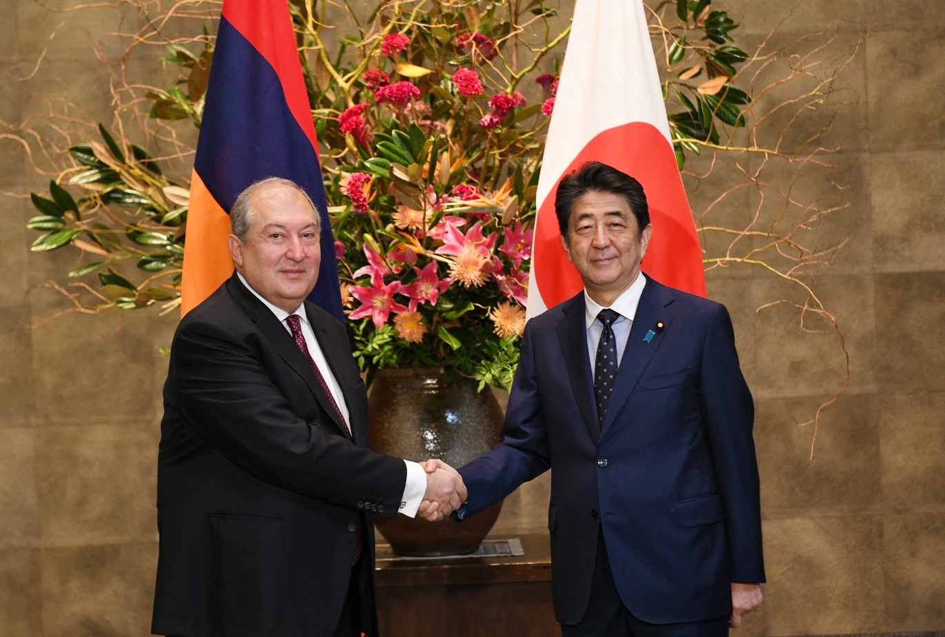 Президент Саргсян встретился в Токио с премьер-министром Японии Синдзо Абэ