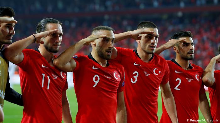 Скандал в Германии: футболисты-турки приветствуют вторжение Турции с Сирию