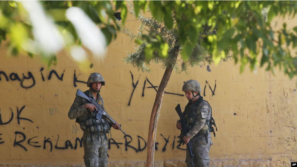 Вторгшиеся в Сирию турецкие войска обстреляли американский пост