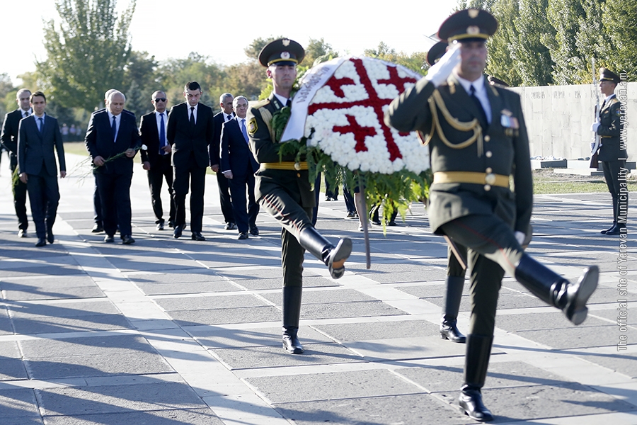 Премьер Грузии Георгий Гахария в Цицернакаберде почтил память жертв Геноцида армян: фото