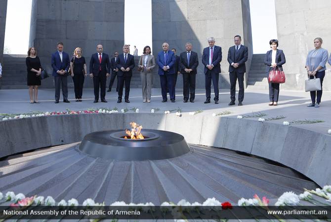 Председатель и депутаты парламента Литвы почтили память жертв Геноцида армян