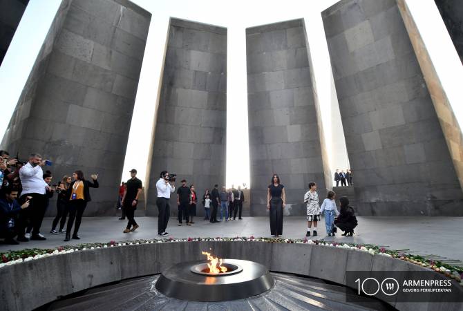 Ким и Кортни Кардашян в Ереване посетили Мемориал жертв Геноцида армян