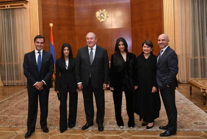 Президент Армении принял сестер Ким и Кортни Кардашян