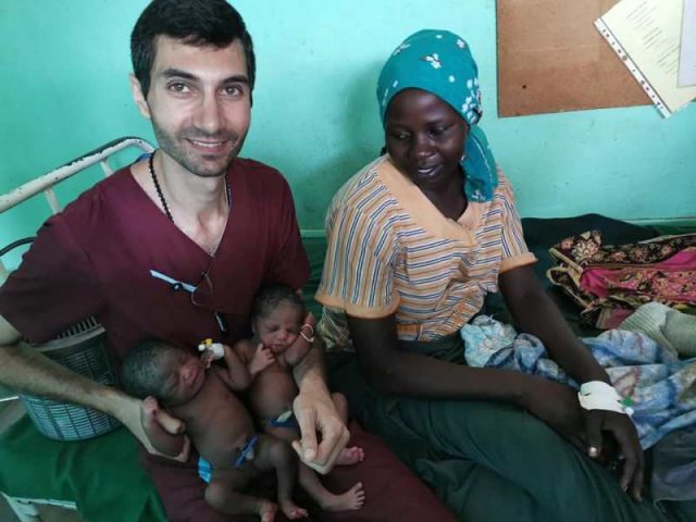 Кадр дня: в Судане роженица устроила сюрприз прибывшему из Гюмри врачу, назвав дочь армянским именем