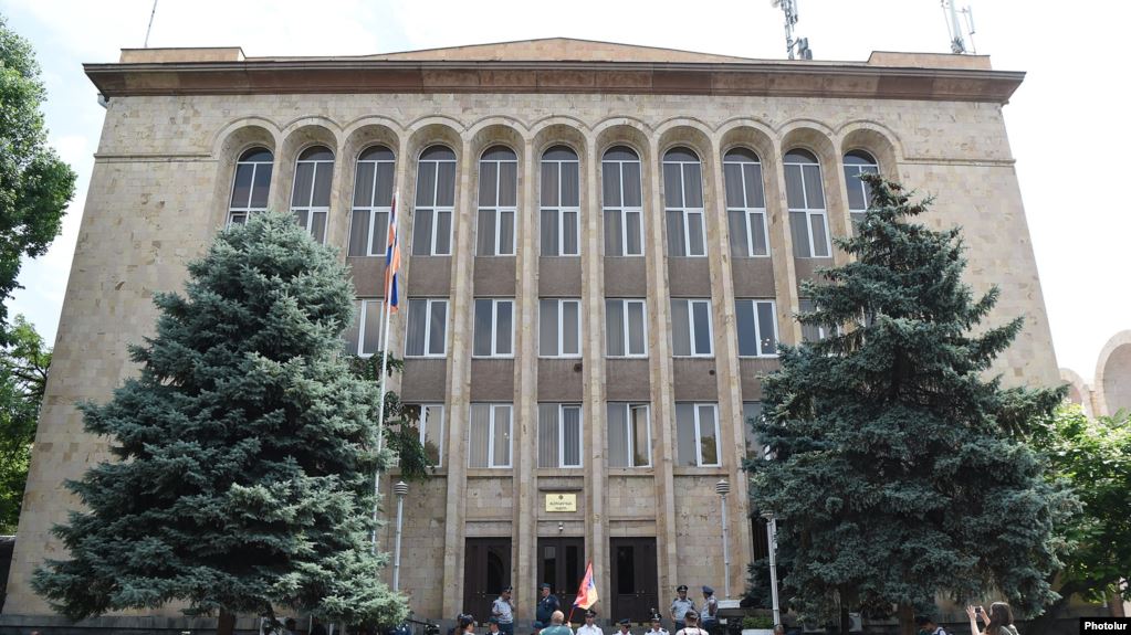 КС обнародовал решение об отказе рассмотреть заявления парламента о прекращении полномочий Грайра Товмасяна