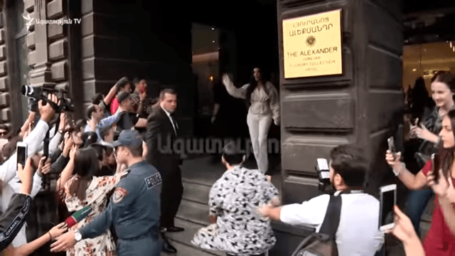 Молодой парень бросился в сторону Ким Кардашьян в Ереване: видео