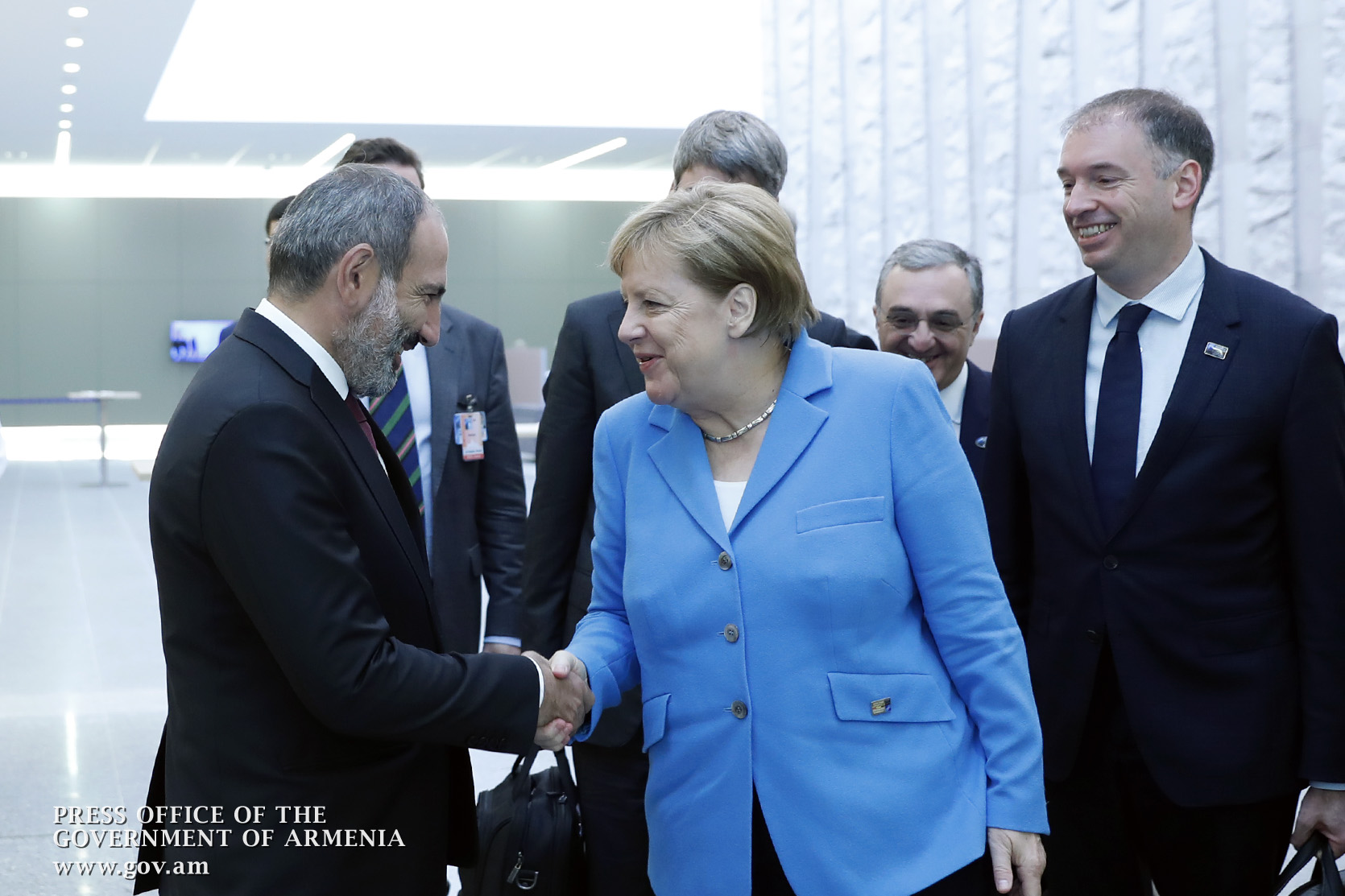 Пашинян поздравил Меркель с праздником — Днем объединения Германии