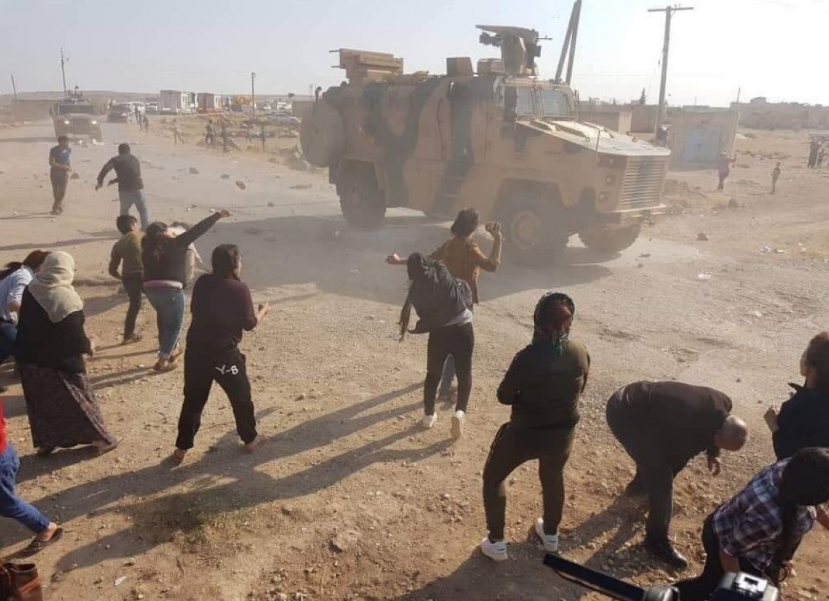 Сирия: российско-турецкий патруль в Кобани забросали камнями — Reuters