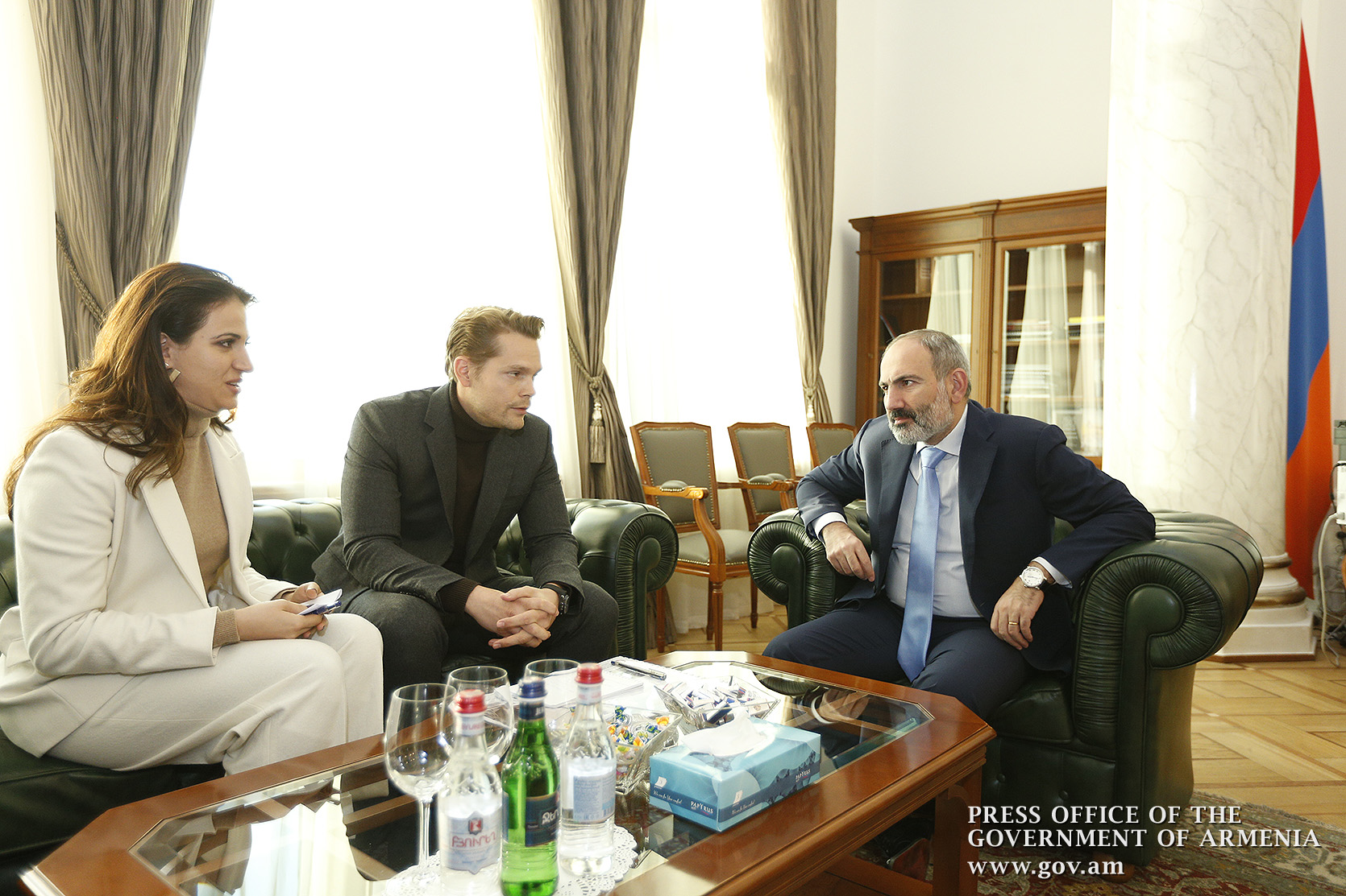 Премьер-министр обсудил с Николя Азнавуром процесс создания в Ереване центра “Азнавур”
