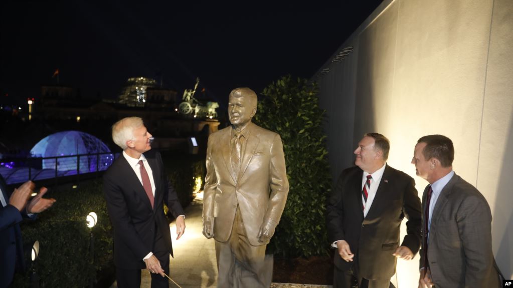 30-летие падения Берлинской стены: в Берлине установлен памятник Рональду Рейгану