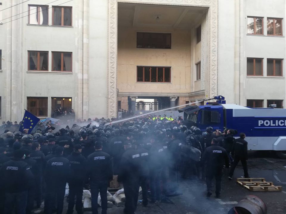 Тбилиси: спецназ полиции разогнал акцию протеста перед зданием парламента, есть задержанные и пострадавшие — видео