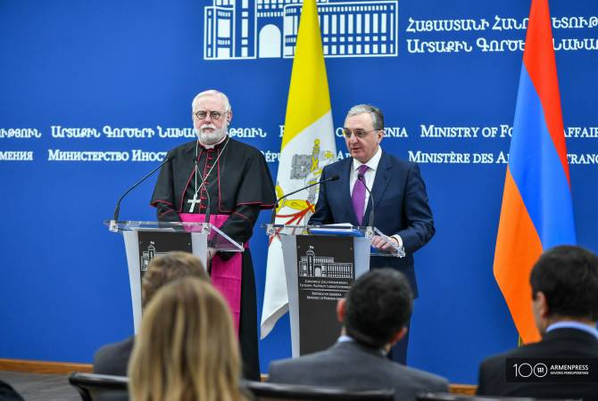 Зограб Мнацаканян и Пол Ричард Галлахер обсудили отношения Армении и Святого Престола