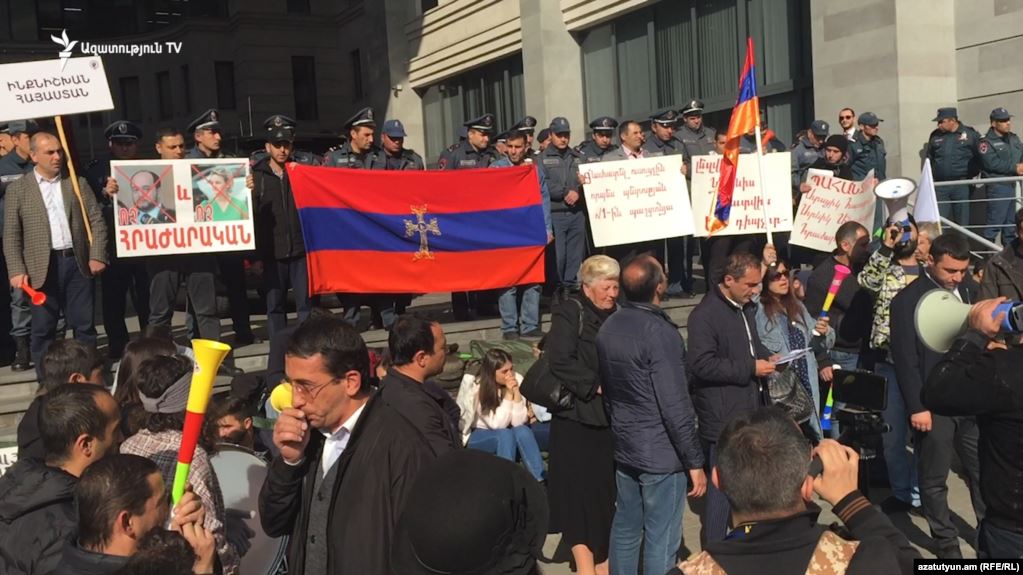 Араик Арутюнян не «ушел»: требующие его отставки объявили о завершении своей акции протеста