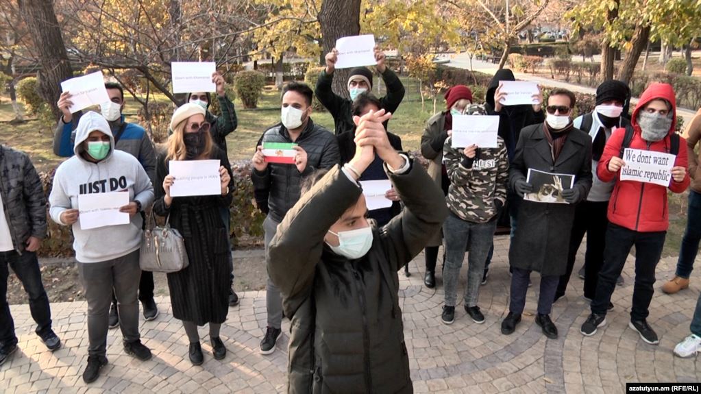 Иранцы у посольства Ирана в Ереване провели акцию протеста в поддержку протестующих соотечественников: видео