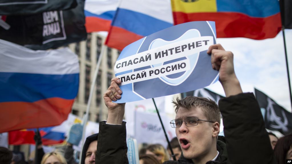 «Суверенный Рунет»: в России с 1 ноября вступил в силу драконовский закон об ограничении интернета