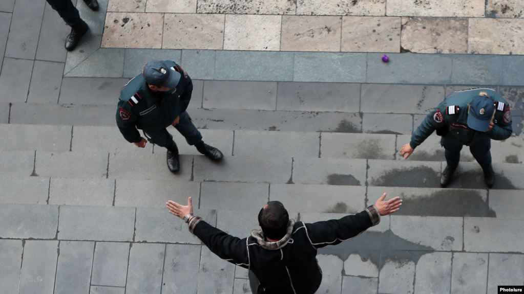 МЧС: гражданин пытался совершить акт самосожжения перед зданием правительства