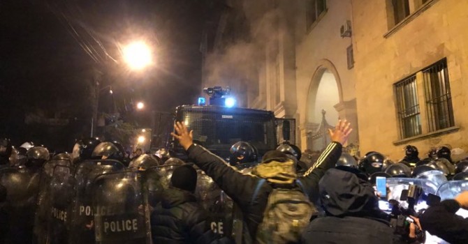 Тбилиси: полицейский спецназ разогнал акцию протеста возле парламента Грузии