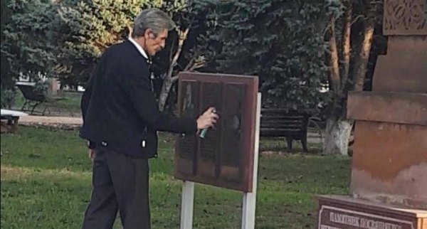 Акт вандализма в России: депутат городской думы закрасил мемориальную доску Гарегину Нжде на территории армянской церкви