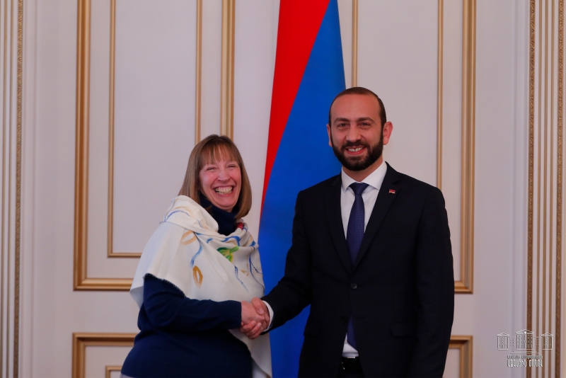 США полностью поддерживают демократические реформы властей Армении: посол Линн Трейси