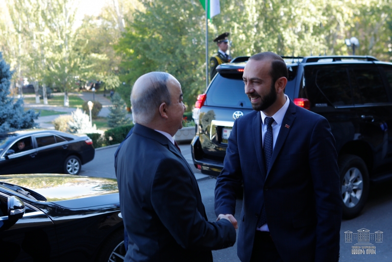 Арарат Мирзоян встретился с председателем парламента Таджикистана Шукурджоном Зухуровым