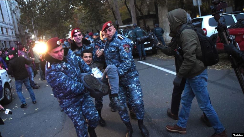 Полиция применила силу против заблокировавших улицу молодых членов АРФ Дашнакцутюн: видео