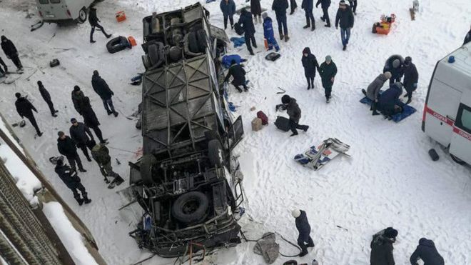Россия: автобус упал с моста в Забайкалье, 19 человек погибли — видео