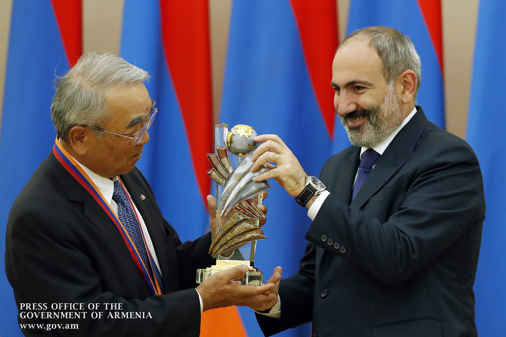 Премьер-министр Пашинян вручил японскому ученому Такео Канаде Госпремию Армении за всемирный вклад в сферу ИТ