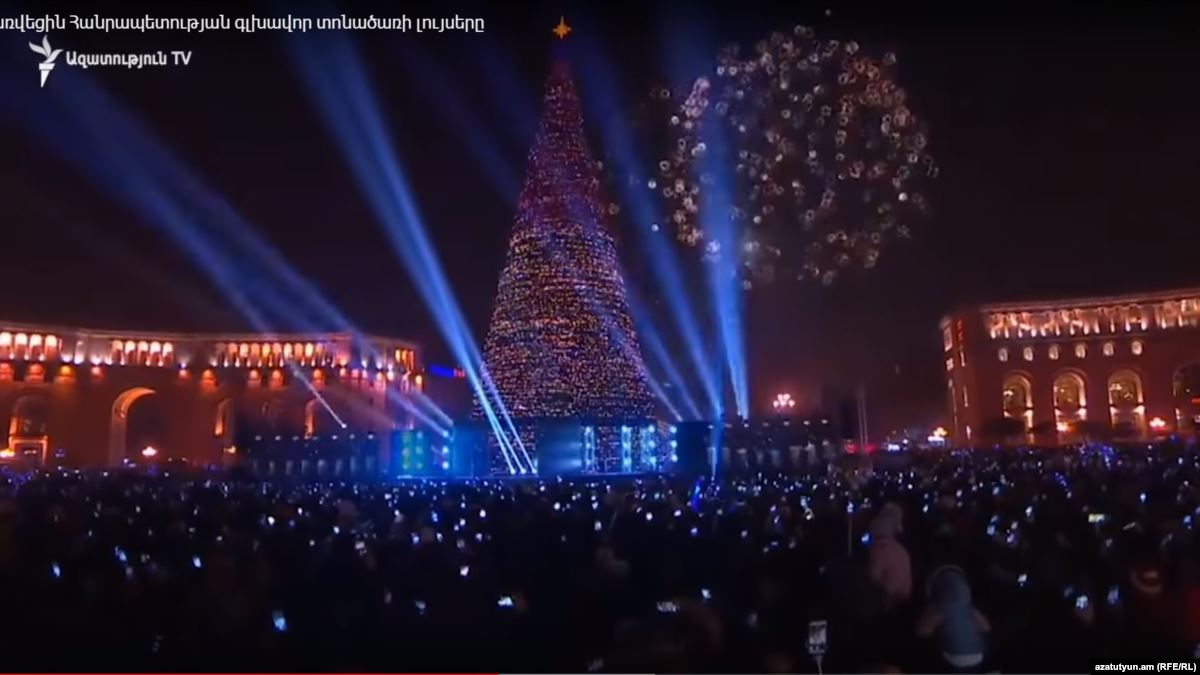 Зажжение огней главной елки Армении и фейерверк на Площади Республики в Ереване: видео