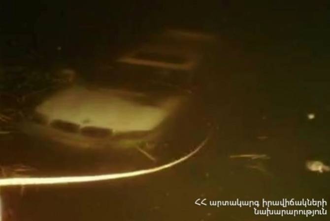 Автомобиль BMW упал в Ереванское озеро, водитель выплыл: видео МЧС