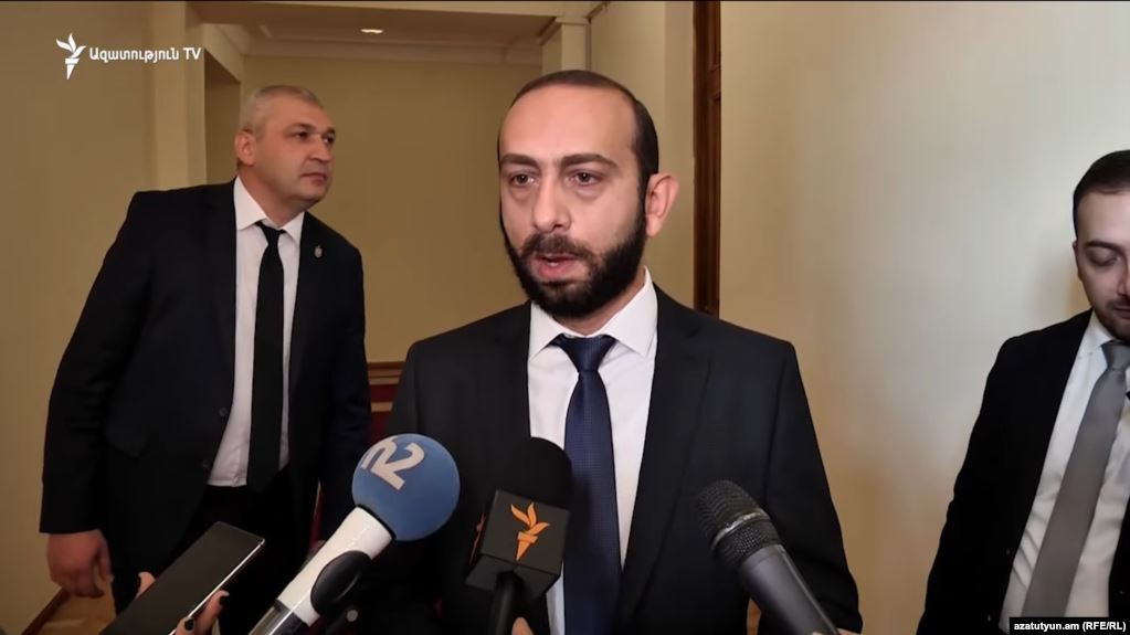 Глава парламента Арарат Мирзоян подал в суд на активиста Нарека Самсоняна
