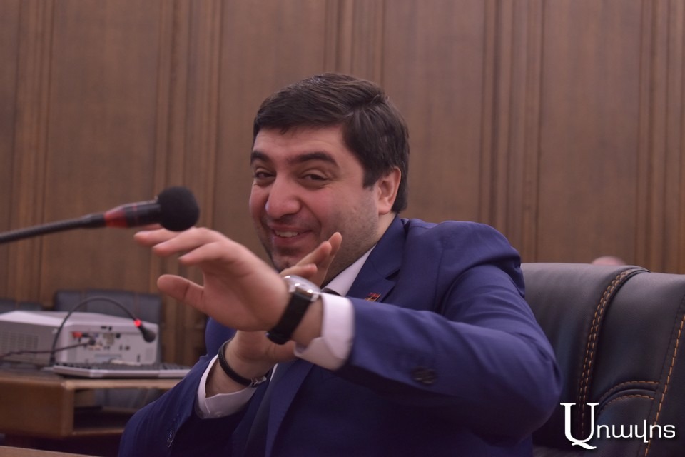 Курьезный случай на пресс-конференции Мелкумяна: депутат из «Моего шага» не мог сдержать смех – видео