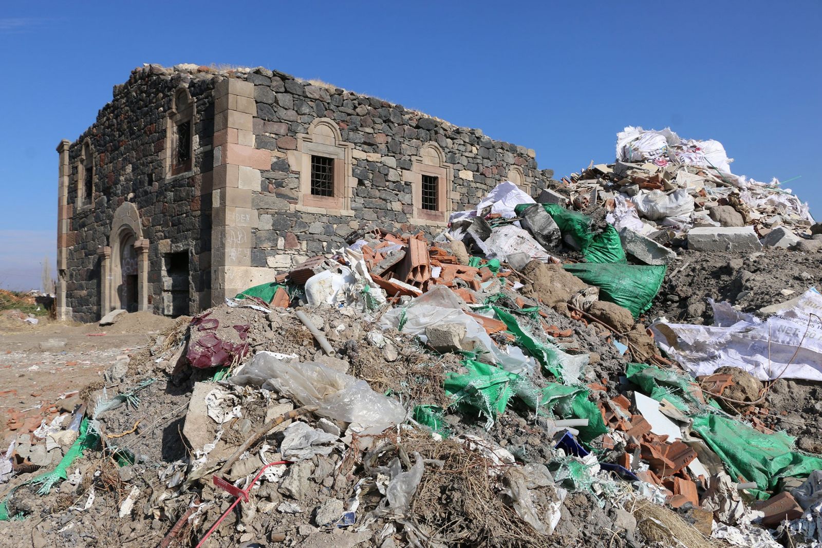 Армянскую церковь Эрзерума турки превращают в мусорную свалку: фото