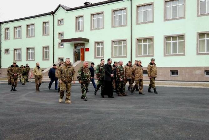 Бако Саакян посетил ряд воинских частей в Арцахе