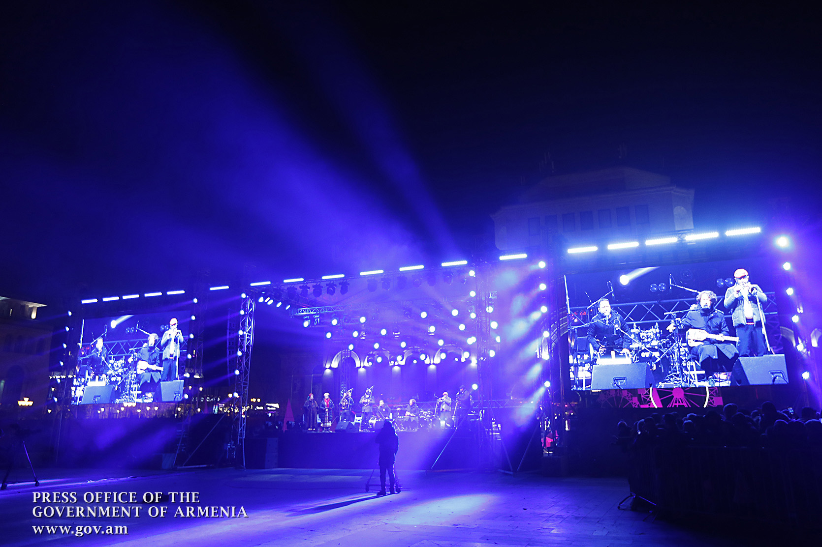 Горан Брегович с оркестром выступил на Площади Республики в Ереване: видео