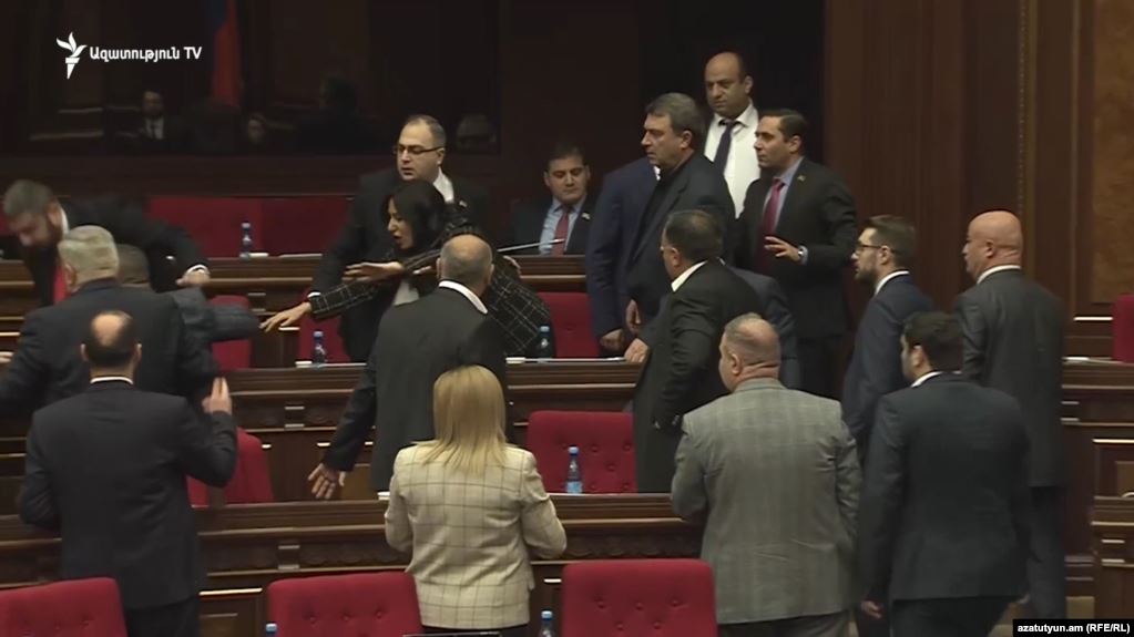 В парламенте произошел инцидент во время обсуждения законопроекта о борьбе с «ворами в законе»