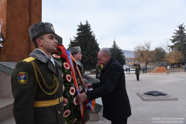Бако Саакян посетил Степанакертский мемориальный комплекс по случаю Дня защитника Отечества