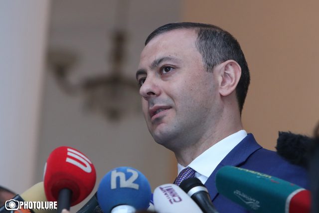 Армения — единственная страна, где демократия добилась прогресса в «условиях 37-го года»: Армен Григорян иронизирует