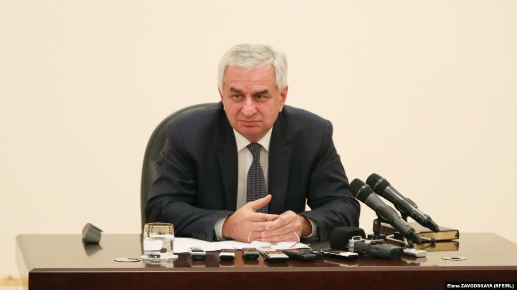 Глава самопровозглашенной Абхазии подал в отставку после визита помощника Путина