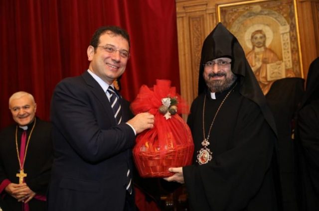 Мэр Стамбула поздравил армянскую общину с Новым годом и Рождеством