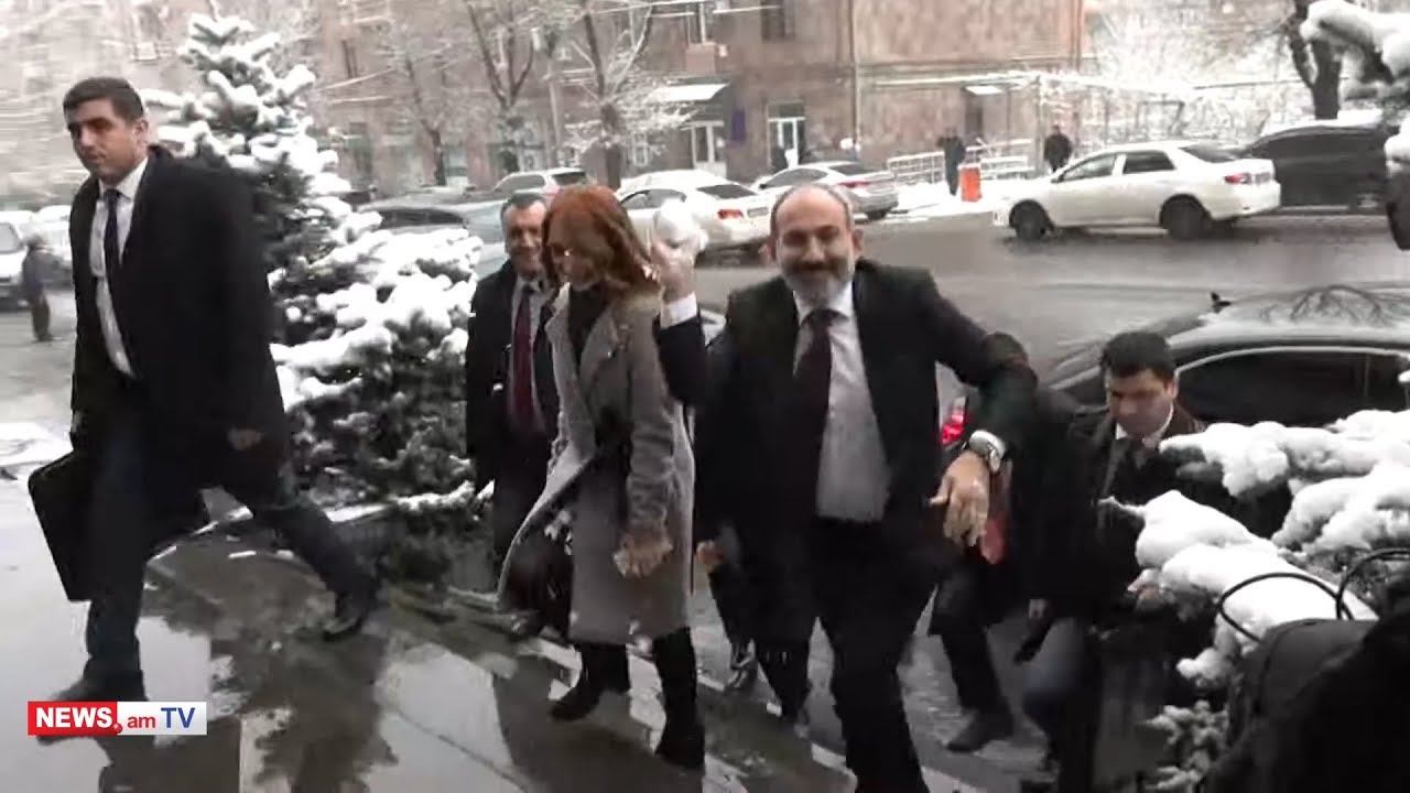Никол Пашинян бросил снежок в журналистов: видео