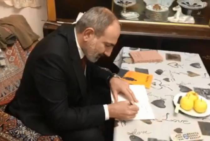 Никол Пашинян посетил дома граждан и подарил им книги: видео