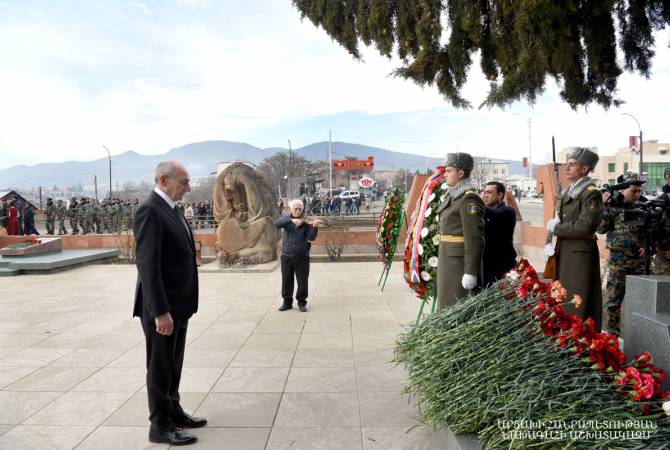Президент Арцаха Бако Саакян почтил память жертв сумгаитских погромов