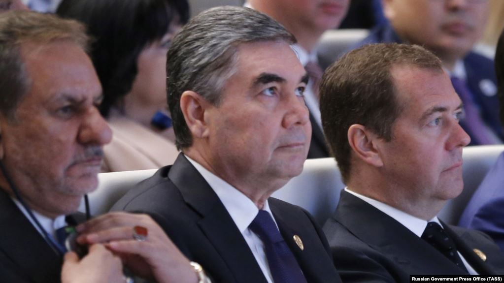 Туркменистан: чиновников старше 40 обязали стать седыми, как президент