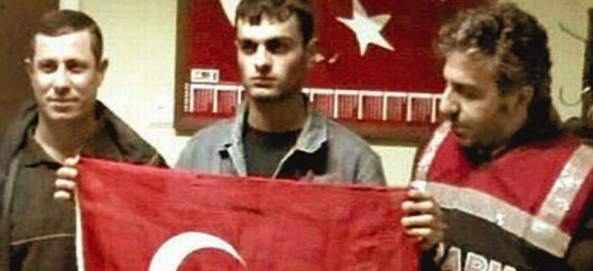 Убийца Гранта Динка Огюн Самаст снимался с турецким флагом по указанию командира жандармерии