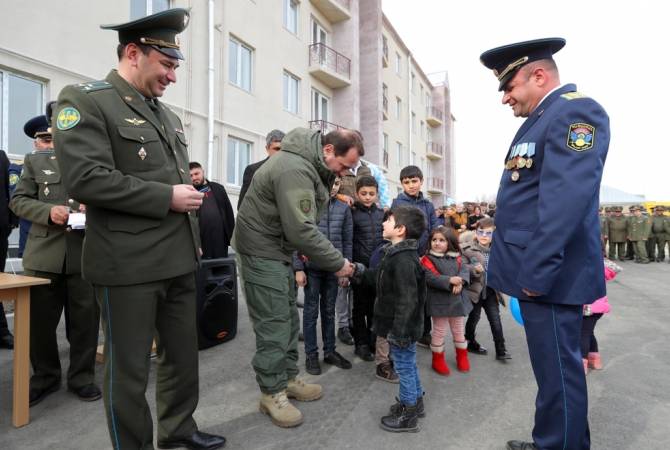 Министр обороны Армении вручил военнослужащим ключи от новых служебных квартир в Гюмри