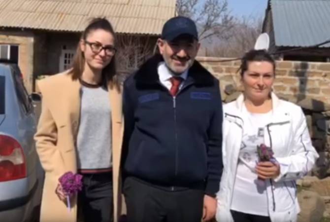 Никол Пашинян раздал фиалки женщинам села Карашамб: видео