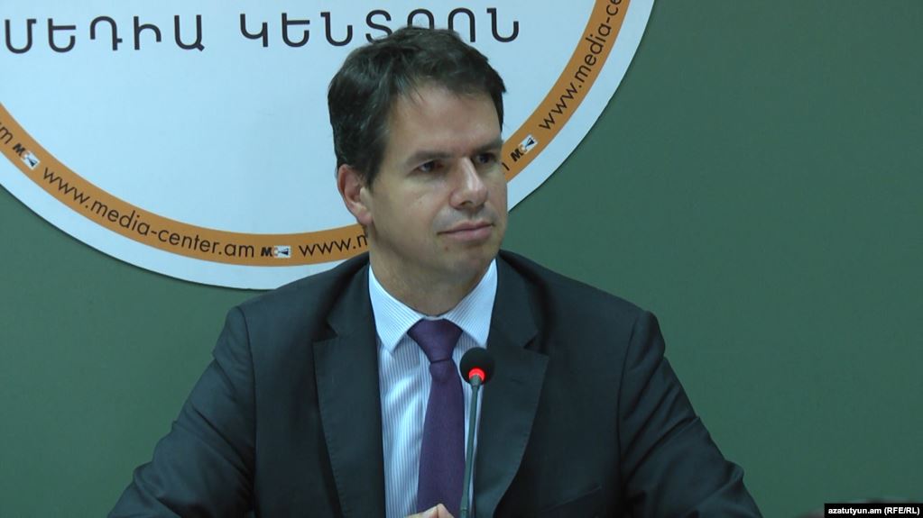 Посольство Франции в Армении отреагировало на критику в адрес посла Жонатана Лакота